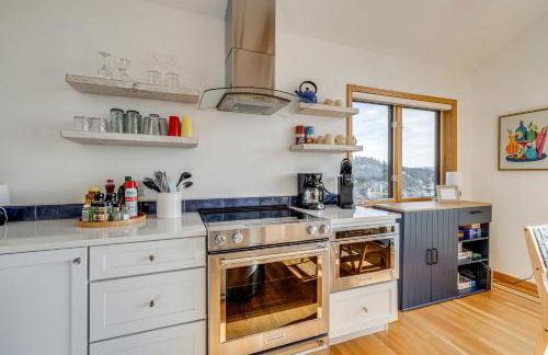 Oceanside Escape with Stunning Views Walk to Beach! - Foto 8