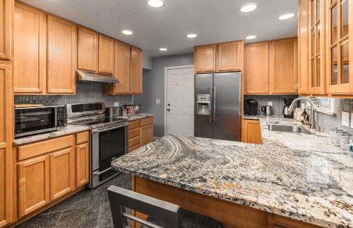 Cozy City Stay, 3bdrm near Airport - Photo 25