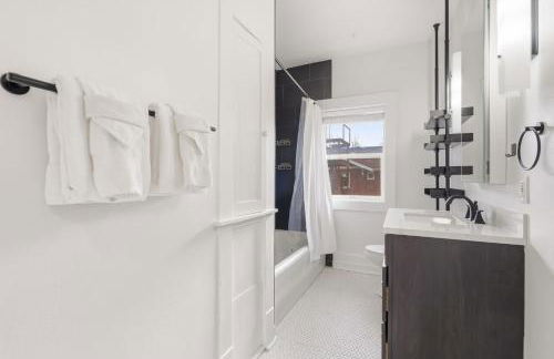 Mathews House with 4 King Beds Near CSU and Old Town - Foto 12