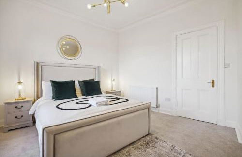 Large Terraced Home with Parking - Foto 11