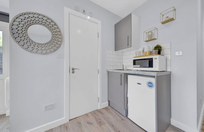 Charming Serviced Studio West Drayton London UB7 - Photo 7