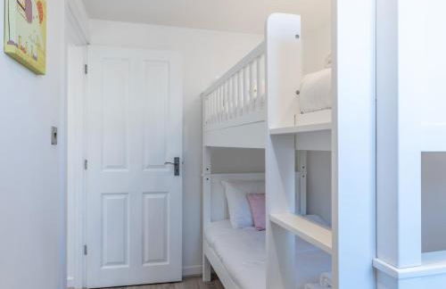 4-Bedroom Seafront House in Southend Sea Views - Pass the Keys - Foto 37