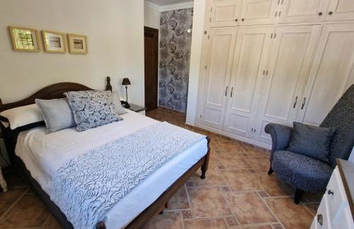 Exclusive Lakeside Villa with Private Pool & Total Privacy - Foto 13