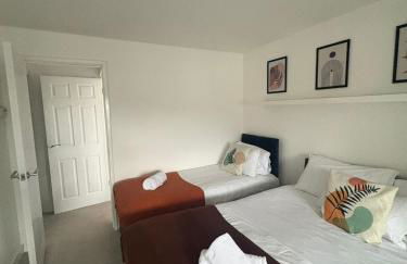 Spacious 4BR House with 2 Bathrooms and 1 WC ideal for Families, Professionals and Relocators near NEC, BHX, HS2 and JLR with Travel Cot, Pets Allowed and Free Parking - The Home Makers Hub - Foto 51