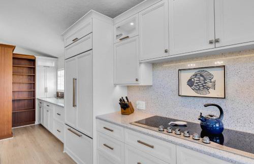 NEW LISTING! Reel Joy Waterfront Luxe with Pool and Private Dock home - Foto 34