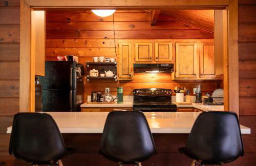 Mid-century Cabin Hideaway - Hot Tub & Fire Pit - Foto 35