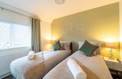 Cosy 3-Bed House With Parking, 5 Mins to QE & Uni - Photo 25