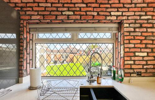 5BR Manchester Home Jacuzzi, Garden & Parking - Foto 13