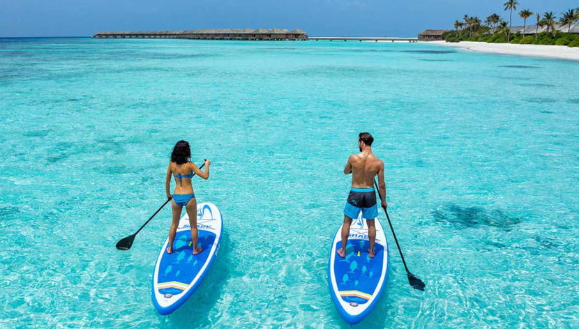 Pareja practicando paddle surf