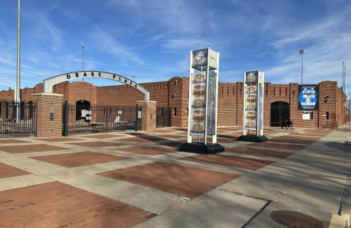 Modern Ranch near Knapp Center, Downtown - Foto 37