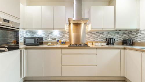 Heathrow House with Parking - Sleeps 5 near M25, Virginia Water, Thorpe Park & Legoland, Mid To Long Term Bookings Welcome - Foto 4, stove, toaster