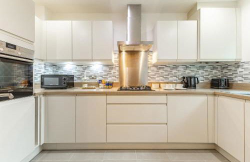 Heathrow House with Parking - Sleeps 5 near M25, Virginia Water, Thorpe Park & Legoland, Mid To Long Term Bookings Welcome - Foto 4