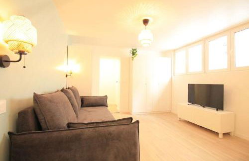 Disponible - Appartement Entier Rénové - Canapé Lit Emma - RERB, 5mn Paris - 2 pers - Parking Rue Gratuit - Tout équipé - 1er étage - 3 - Foto 1