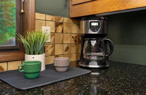 ZigZag Basecamp · Cozy Cabin Perfect for Nature Escapes w/ Hot Tub - Photo 17