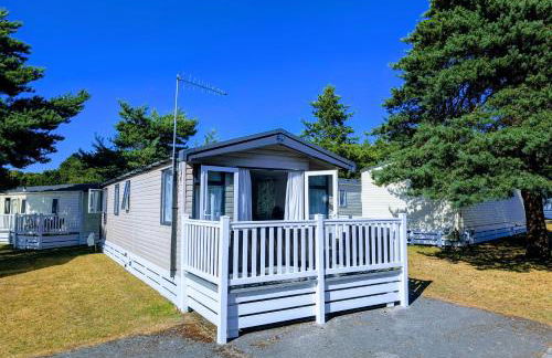 Rated Superb - Award-Winning Family Holiday Park - Live Shows, Themed Events, and Activities for All Ages, Day and Night - WiFi, Netflix, Linens - Gym, Sauna - Spotless, Quiet, Secluded, Parking - Restaurant, Shop, Bar - Foto 1