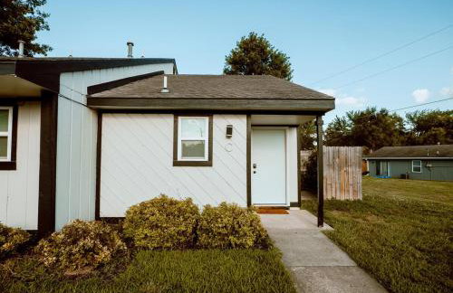 The Orange Lounge - 8 min to KU & Mass - Photo 18