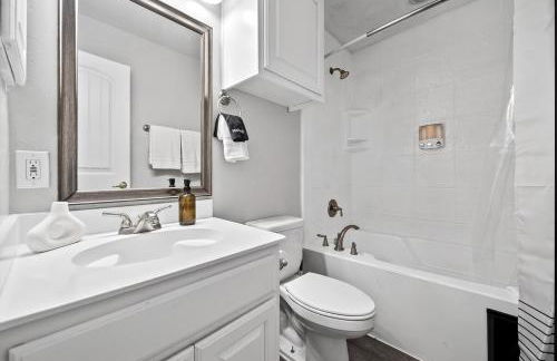 Walk to AT&T Stadium - Modern 2BR With Backyard - Foto 33