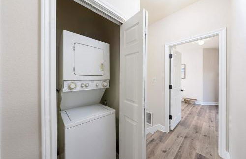 Upstay Stylish 4BR Getaway in Vibrant East Austin - Foto 25