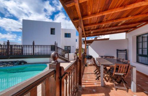 Casa Hibiscus - Shared Pool and BBQ - Close to Seafront Promenade By Lanzarote Vacation Homes - Foto 4