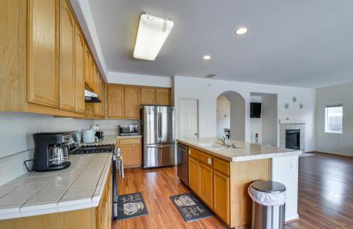 7 Mi to Lake Yosemite Family Home with Fenced Yard - Foto 7