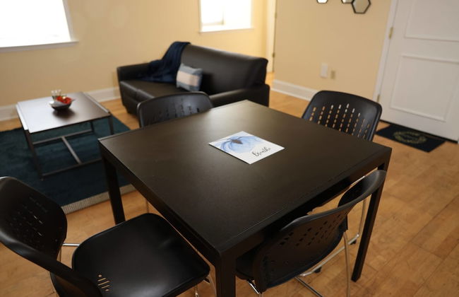 University Retreat With Plenty of Restaurants Nearby - Photo 15