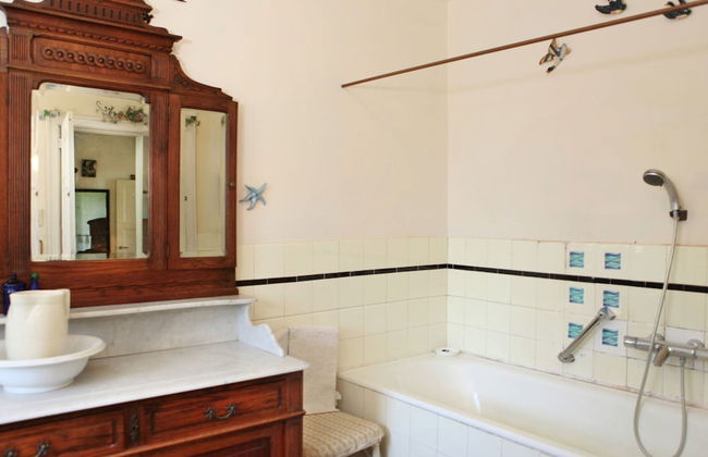 Spacious 11-bed Family Retreat - Photo 29