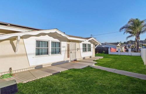 Entire Private Home with 3 Bedrooms, Gated Yard, Parking, King Bed, Available Now - Foto 33