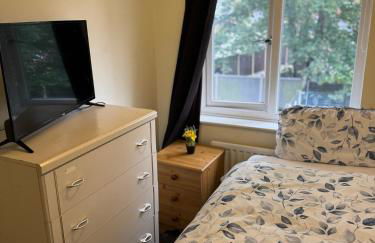 Peaceful 3 bedroom house close to Newcross hospital Wolverhampton - Photo 3