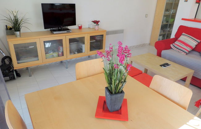 Apartment by Roses Beach With Pool - Photo 7