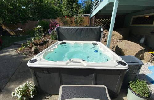 Basement Apartment w/ Hot Tub & Bombshelter! - Foto 28