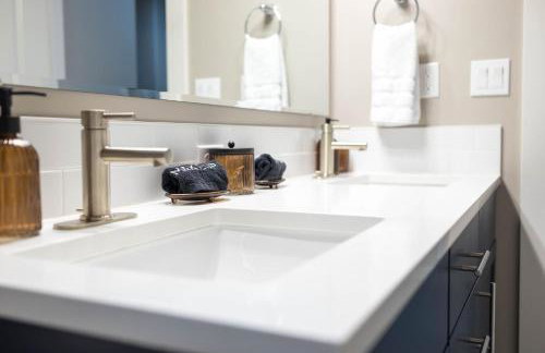 North End blue -Hot Tub - Fire Pit - Downtown -4BR - Photo 53