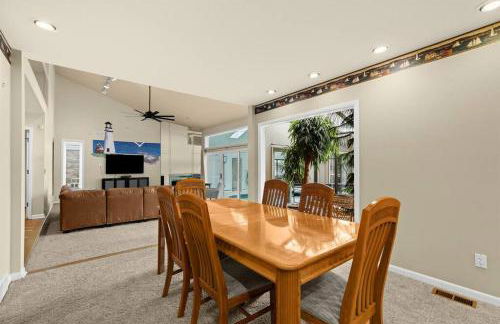NEW! 4BR I Indoor Pool on the Bay in Boat Town USA - Foto 62