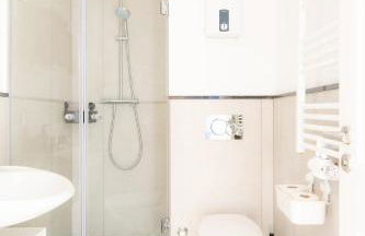 - Ocean Haven Deluxe with Coastal Charm - 2-Room Sea-Inspired Apartment 75 qm - Central Location - Elegant Nautical Design - Renovated in 2024 with TV & Netflix - Full Kitchen & Free Parking - Near Metro & Airport - King Beds - - Photo 28