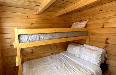 2 Bedroom Log Cabin on Lake James with Loft- Private Resort Amenities - Foto 4