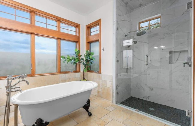 Luxurious Lake Park House: Sleeps 25, Pool, Hot-tub, Firepit and Game Room! - Photo 32