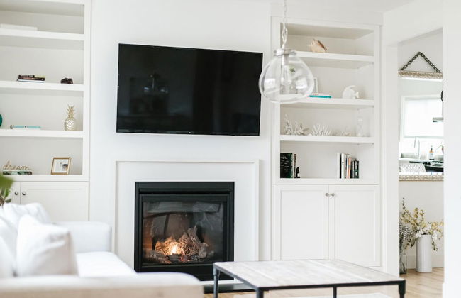 Gorgeous Bungalow With a Backyard Deck - Photo 4