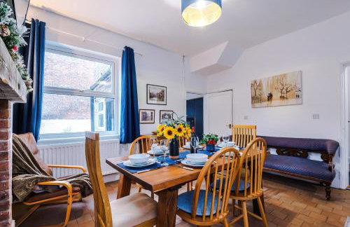 Charming Home in Chester by 53 Degrees Property, Ideal for Family Getaways, Central Location! - Foto 8