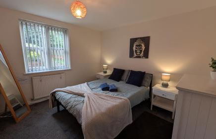 Large Modern House with Private Parking - Foto 66