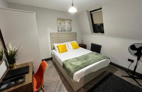 Fabulous 3 Bed Apartment - Near Excel - Sleeps 6 - 8 - Photo 6