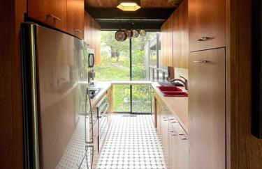 Swanky Mid-Modern Century-5 Decks-90 inch 4K Screen - Foto 22