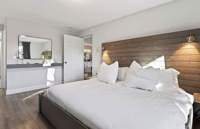 Hot Tub, Firepit, Deck | 10mins to Beach | Middle Terrace Cottage by AvantStay - Foto 23