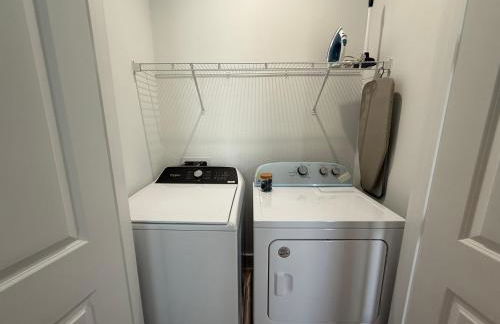 Colorful retreat near beach and pickleball courts - Foto 32