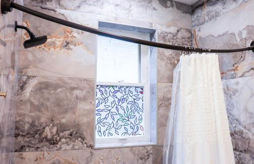 Downtown Retreat - 2BR Oasis - Foto 23