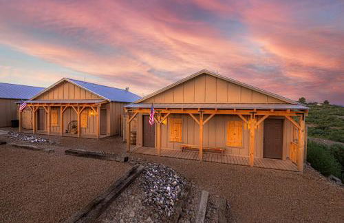 Miners Cabin #4 - King Bed - Private Balcony with Views - Foto 25