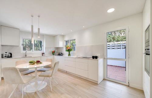 VACATION MARBELLA I Villa Azahar Retreat, Paradise for Golfers, Private Heated Pool, Close to the Best Beaches and High-end Restaurants - Photo 40