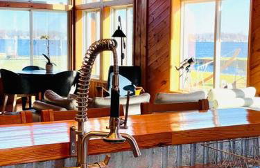 Unforgettable 4 bedroom 3 bath waterfront cabin - Photo 10