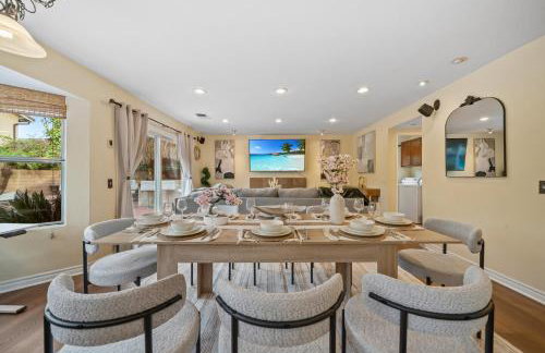 Entire Private Home with 4 Bedrooms, Pool, Hot Tub, King Bed, Garage, Available Now - Foto 44