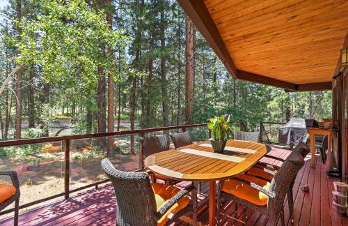 Riverside Winthrop Chalet with Hot Tub and 2 Decks! - Foto 1