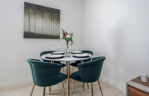 Elegant Epsom Modern Apartment - Photo 3