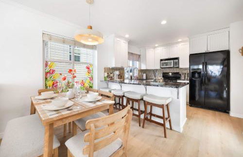 Rare 2BR Modern Urban Escape Free Parking - Foto 14